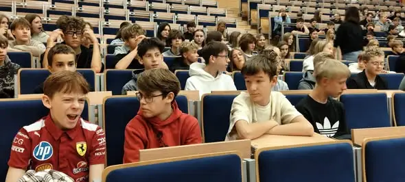 Uczniowie klas ósmych na wykładach fizyki na Uniwersytecie Śląskim