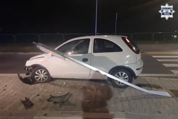 76-latek z dwoma promilami alkoholu uderzył w znak drogowy. Reakcja świadka zapobiegła dalszej jazdzie