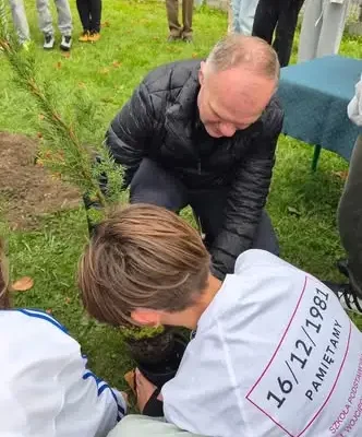 Drzewo Pamięci Dziewięciu Górników z „Wujka” posadzone w szkole