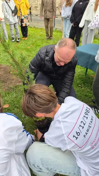 Drzewo Pamięci Dziewięciu Górników z „Wujka” posadzone w szkole