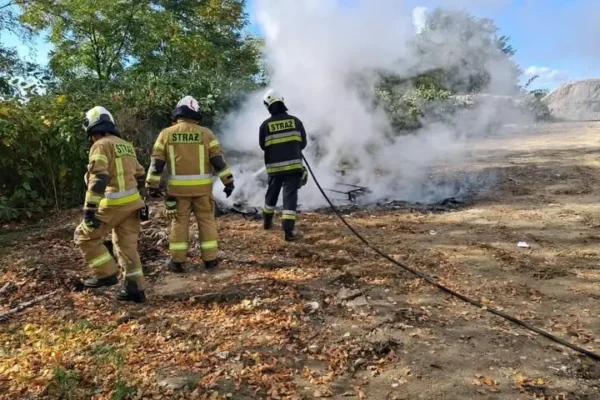 Pożar sterty śmieci w Wyrach. Akcja strażaków trwała blisko 40 minut