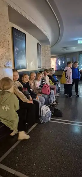 Uczniowie klas 3A i 3B z Orzesza odkrywali kosmos w Planetarium Śląskim