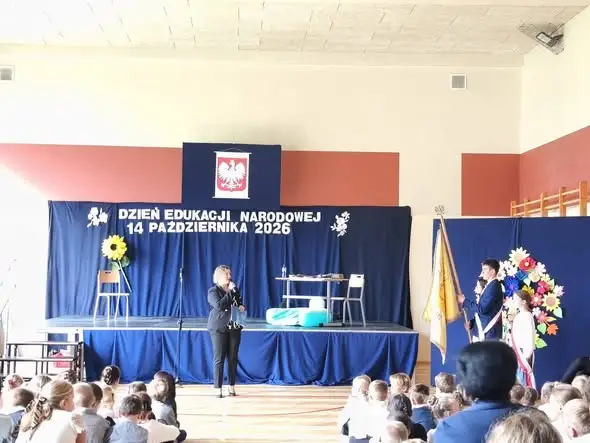 Dzień Edukacji Narodowej w Szkole Podstawowej nr 2 w Orzeszu – akademia pełna humoru