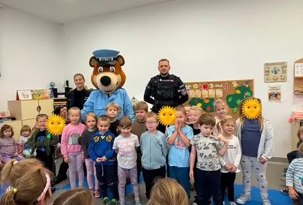 Policjanci i maskotka Hektor odwiedzili przedszkole w Mikołowie