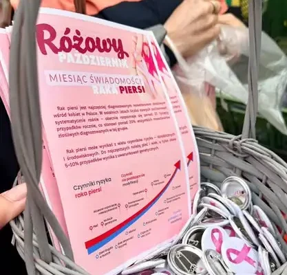 Różowy Październik w Gminie Wyry – wójt rozdawała różowe przypinki
