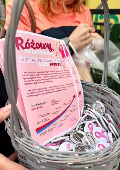 Różowy Październik w Gminie Wyry – wójt rozdawała różowe przypinki