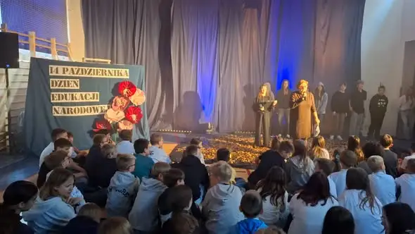 Dzień Edukacji Narodowej w SP5 Mikołów: klasa 7a w nowoczesnej odsłonie „Dziadów”