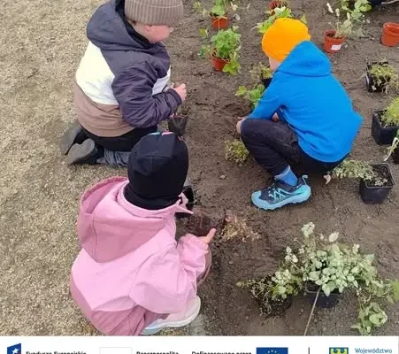 Przedszkolaki sadziły drzewa i zioła w nowym Sadzie Miejskim w Łaziskach Górnych