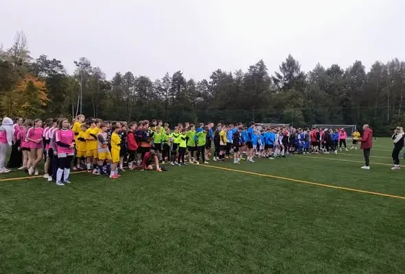 Sportowy weekend w Łaziskach: piłkarskie zmagania i badmintonowe sukcesy