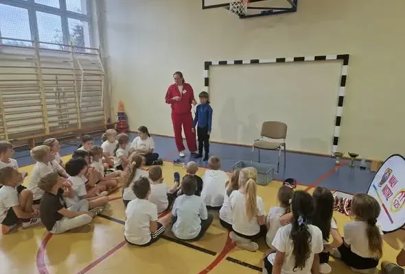 Triathlon w SP5: uczniowie klas 1a i 3b poznali tajniki sportu