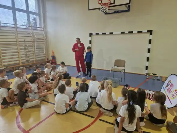 Triathlon w SP5: uczniowie klas 1a i 3b poznali tajniki sportu