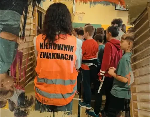 Ćwiczenia procedury „AZYL” w ZSP4 Mikołów – uczniowie i pracownicy doskonalili reakcję na zagrożenia