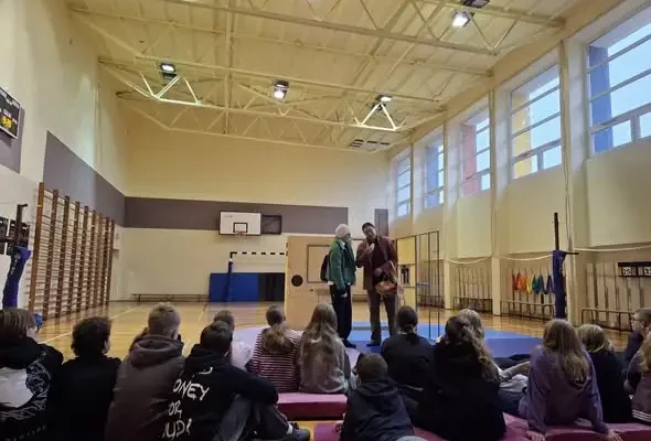 „Sienkiewicz, do domu” – teatralna lekcja o lekturach w SP3 Orzesze