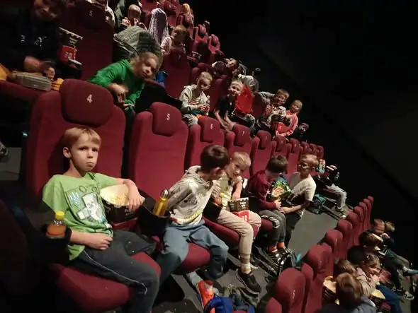 Uczniowie z Orzesza na wycieczce: kino i sala zabaw w Żorach