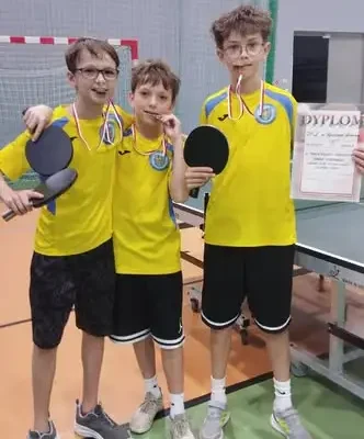 Młodzi tenisiści z Piastowa wywalczyli awans do rejonu