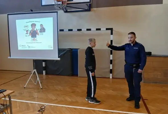 Mikołowscy policjanci uczą uczniów z Orzesza, jak reagować na zagrożenia