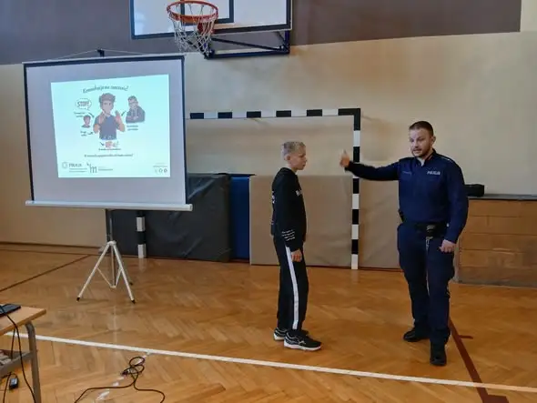 Mikołowscy policjanci uczą uczniów z Orzesza, jak reagować na zagrożenia