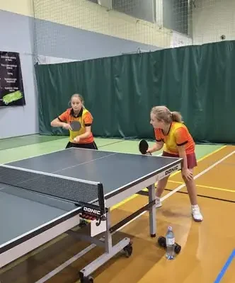 Agata i Zuza najlepsze w powiecie – awans do zawodów rejonowych w tenisie stołowym