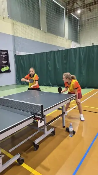 Agata i Zuza najlepsze w powiecie – awans do zawodów rejonowych w tenisie stołowym